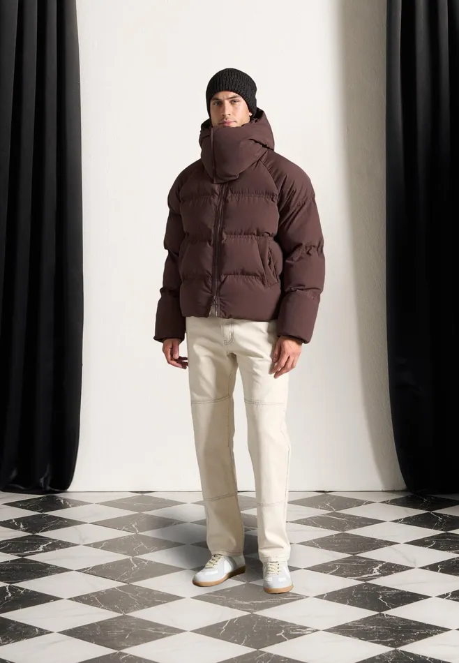 Men Manire De Voir Cropped Raglan Wrap Neck Puffer Jacket Brown