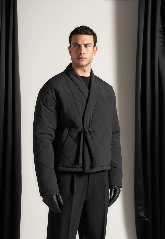 Men Manire De Voir Kimono Quilted Wrap Puffer Jacket Black