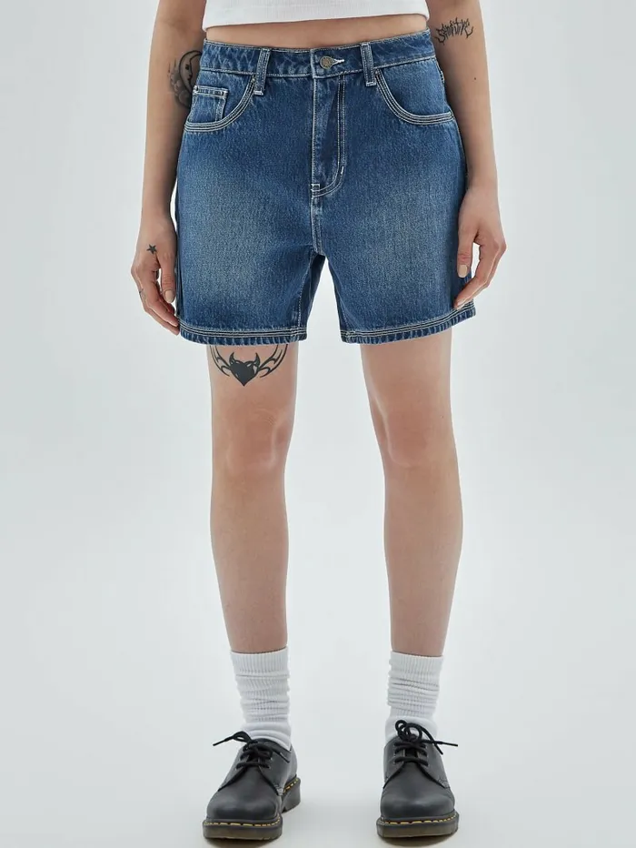 Women GUESS Originals Kit Boyfriend Shorts Go Medium Tameer Wash Bottoms GUESS
